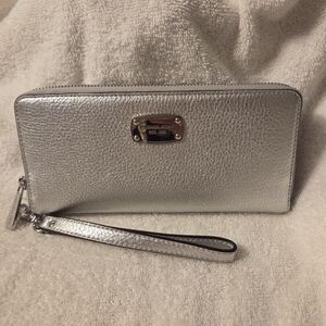 Michael Kors Silver Wristlet Clutch Fits Cellphones Gorgeous !!  EUC preloved